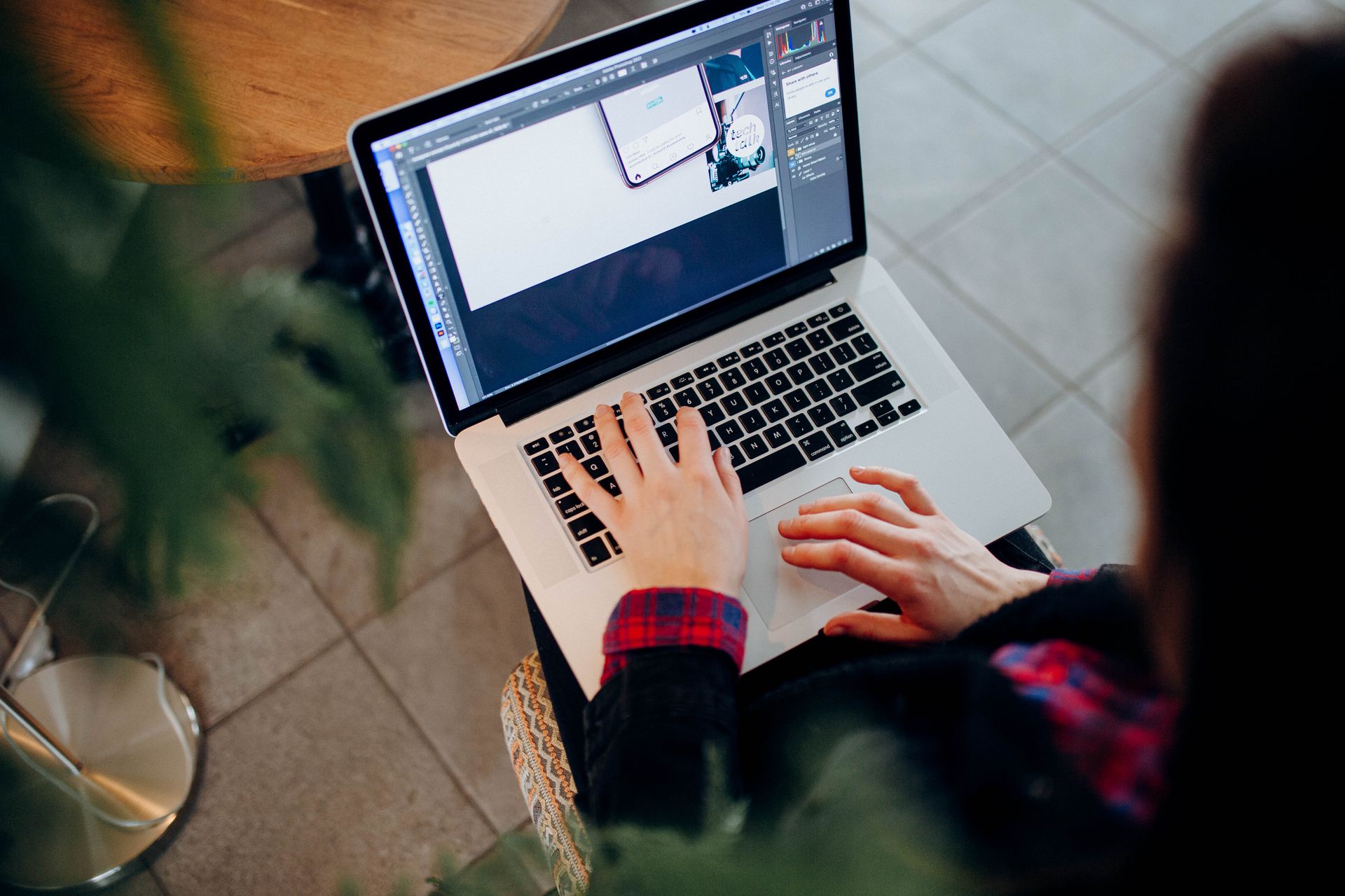 Someone at a laptop on a café table, seen from above